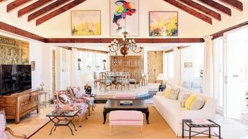 Smart-tv, een open haard, een dvd-speler en een tafeltennistafel