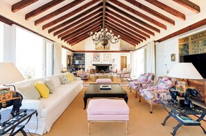 Smart-TV, Kamin, DVD-Player, Tischtennisplatte