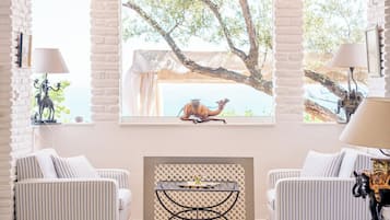 Een smart-tv, een open haard, een dvd-speler en een tafeltennistafel