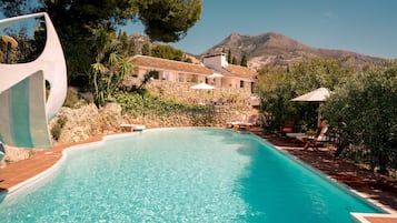 Een binnenzwembad, een buitenzwembad