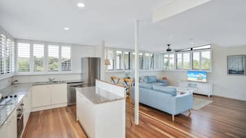 Frigorifero, microonde, lavastoviglie, seggiolone