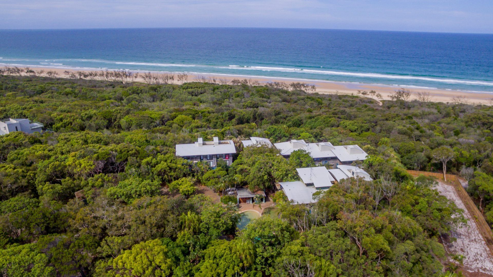 Surfside Beach House 21 - Rainbow Shores. Large holiday retreat right near the beach. Pool — image 20