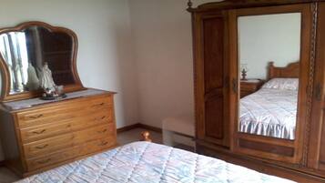 2 chambres, fer et planche Ă repasser, Wi-Fi gratuit, draps fournis