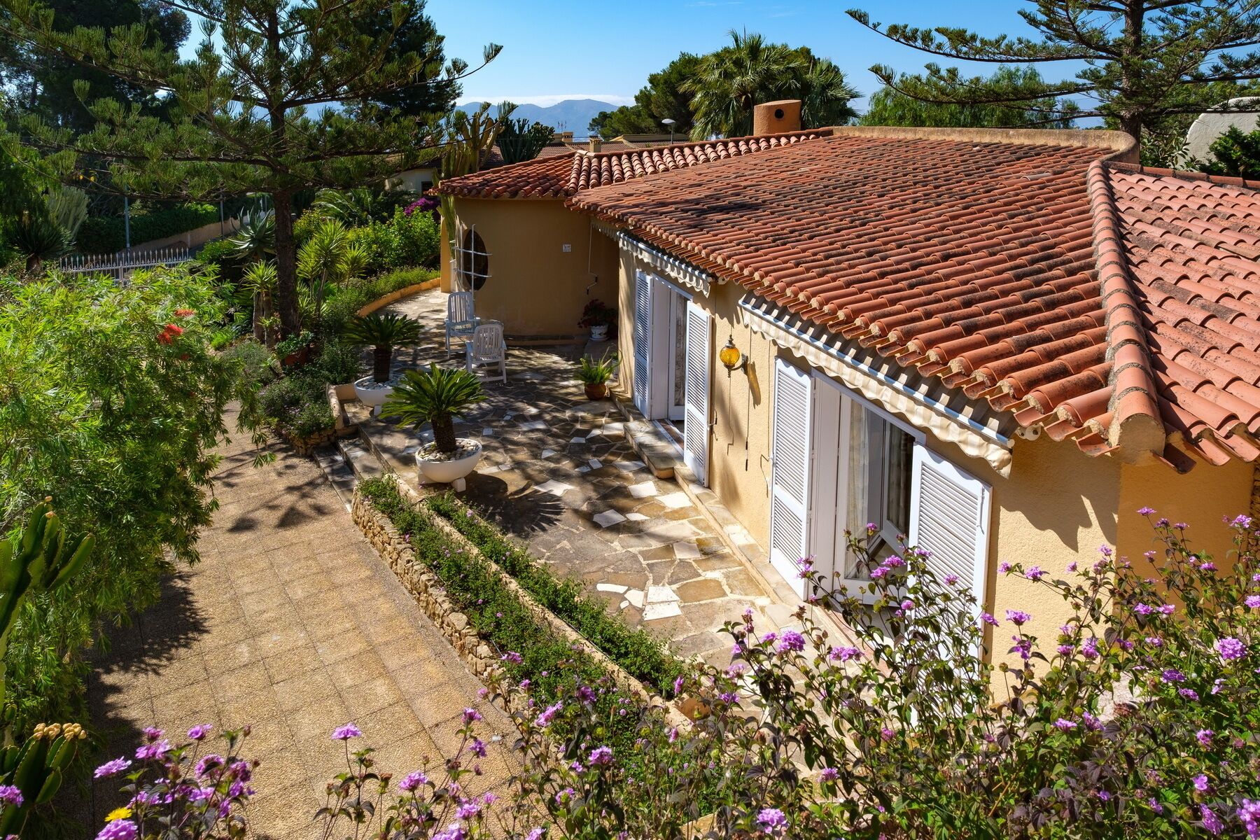  Unique villa, pool and parking. private, fireplace, bbq, DTD + satellite TV, Wifi