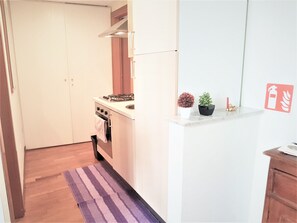 Kühlschrank, Ofen, Herdplatte, Wasserkocher mit Kaffee-/Teezubehör