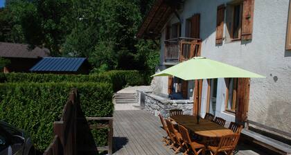 Charmant chalet rénové, dans le centre de Samoëns, 9 couchages (Grand Massif)