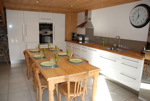 Fridge, microwave, oven, stovetop - Charming renovated chalet, Samoëns village centre , sleeps up to 7 (GrandMassif) (Samoëns)