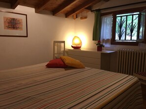 2 bedrooms, iron/ironing board, WiFi