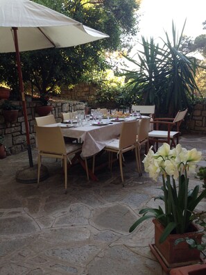 Outdoor dining
