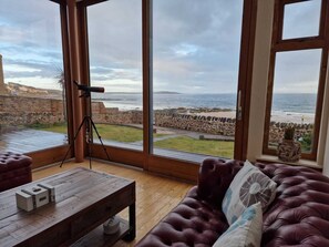 TV, fireplace, DVD player, books - Beach house in Lower Largo with direct access to the sea and beautiful views (Lower Largo)