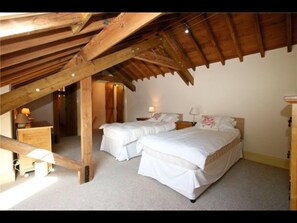 3 bedrooms, iron/ironing board, travel crib, free WiFi - Chinkwell Tor barn near Widecombe in the Moor (Widecombe in the Moor)