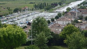 A marina with boats docked, surrounded by greenery and buildings. - Fisherman's Cottage with WiFi and views to the harbour. (Mortagne-Sur-Gironde)