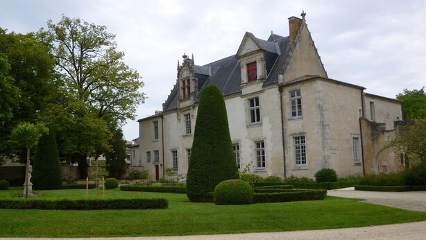 A large, historic building with a symmetrical facade, multiple windows, and a prominent central tower. - Fisherman's Cottage with WiFi and views to the harbour. (Mortagne-Sur-Gironde)