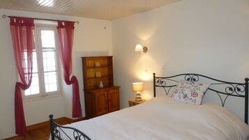 3 bedrooms, iron/ironing board, free WiFi, bed sheets
