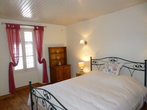 3 bedrooms, iron/ironing board, free WiFi, bed sheets