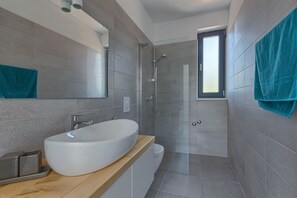 Douche, séchoir à cheveux, serviettes fournies