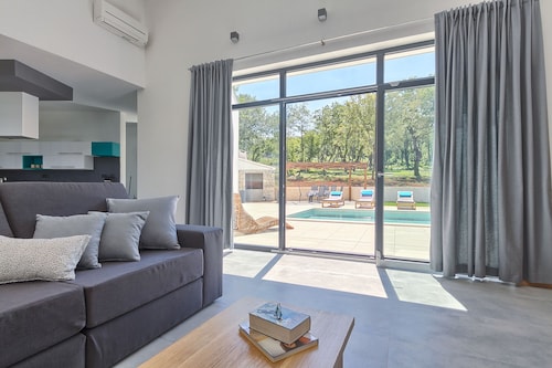 Neue Villa, in der Natur, ruhige, keine Nachbarn, mit grosse Pool, 3 km vom Meer