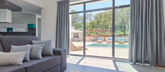 Modern fredlig villa med stor pool i gröna omgivningar som erbjuder integritet