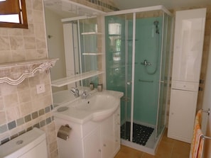 A bathroom with a glass-enclosed shower, a sink, and a toilet. - Superb studio with terrace and pool (La Gaude)