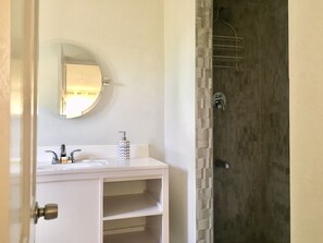 Dusche, Haartrockner, Handtücher, Seife