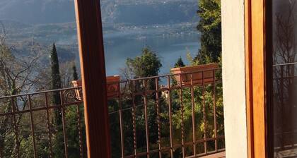 Mit Blick auf den Lago d'Orta. GroĂe RĂ€ume, Garten, privater Pool