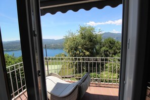 Property grounds - Overlooking Lake Orta. Plenty of room, private garden with pool (Vacciago)