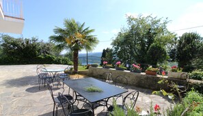 Outdoor dining - Overlooking Lake Orta. Plenty of room, private garden with pool (Vacciago)