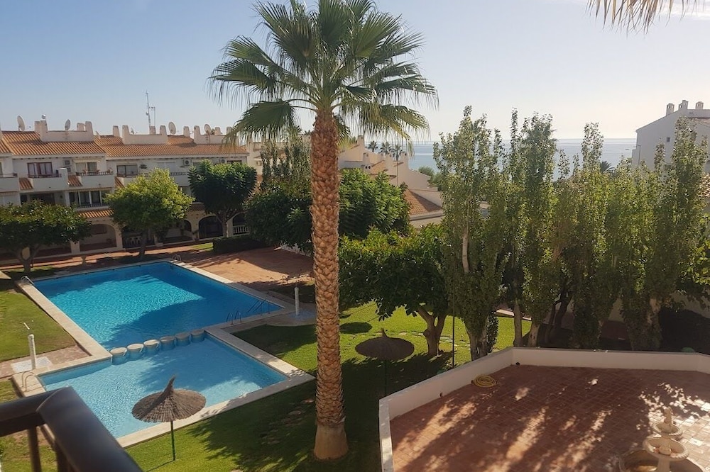 Apto en jardines, piscina grande, pasos del mar, cerca de la playa principal y el paseo marítimo