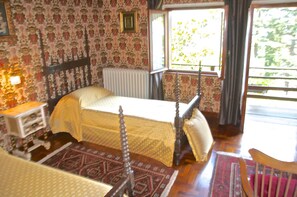 5 bedrooms, iron/ironing board, WiFi, bed sheets