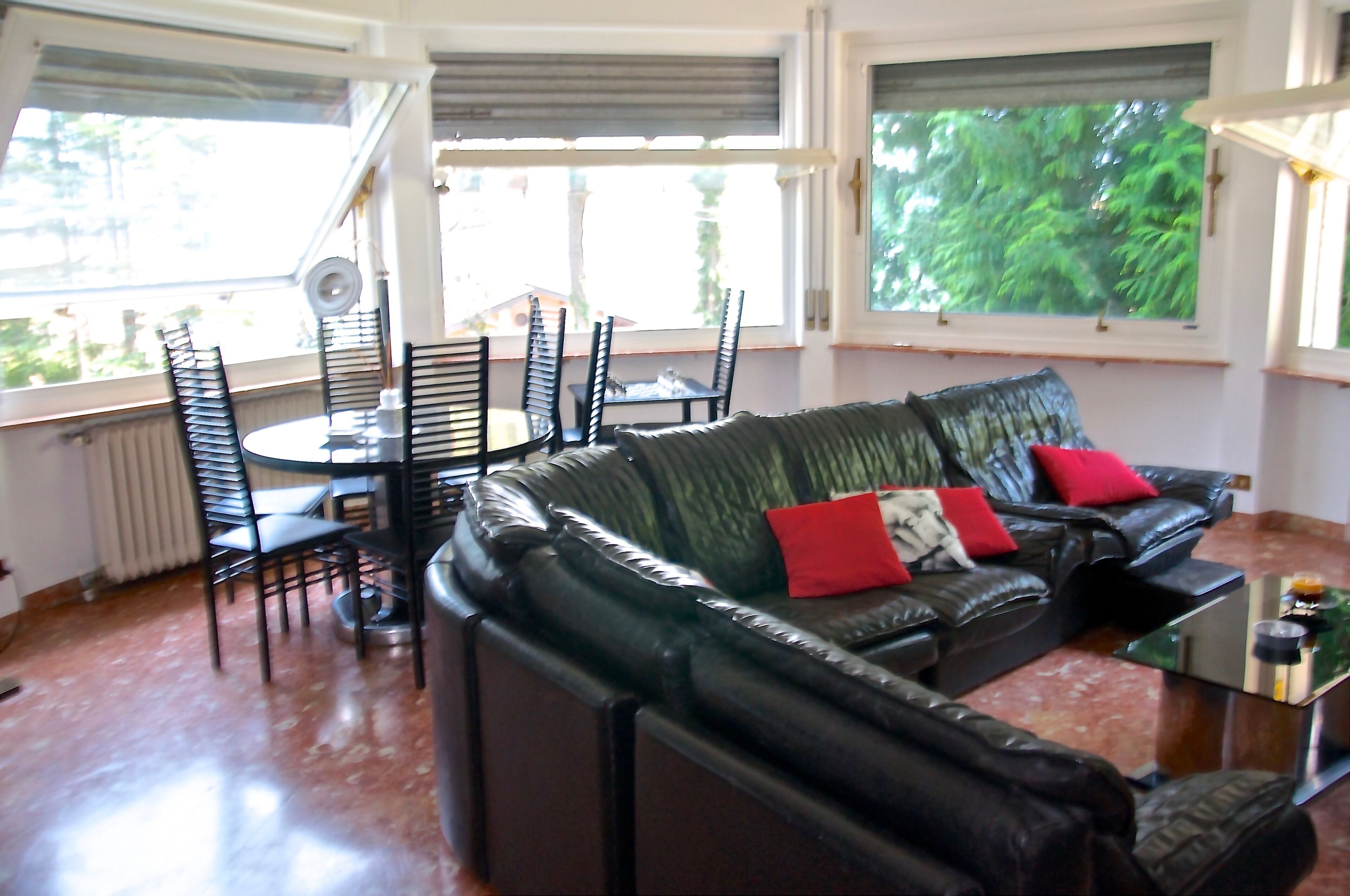 Smart TV, caminetto, libri, biblioteca musicale