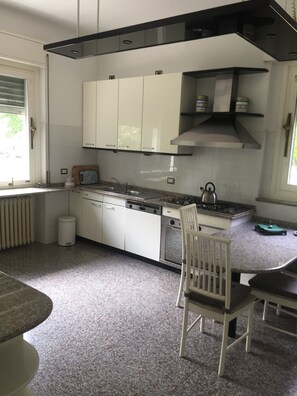 Kylskåp, mikrovågsugn, ugn och spishäll