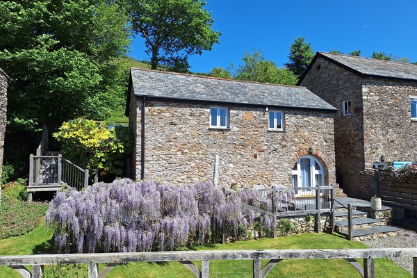 Nutcombe Cottage with enclosed garden and sun terrace