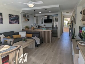 Een televisie, een open haard en een videogameconsole