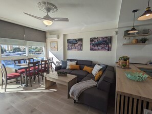 Télévision, cheminée, console de jeux vidéo