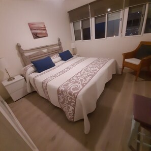 3 chambres, coffres-forts dans les chambres, fer et planche à repasser