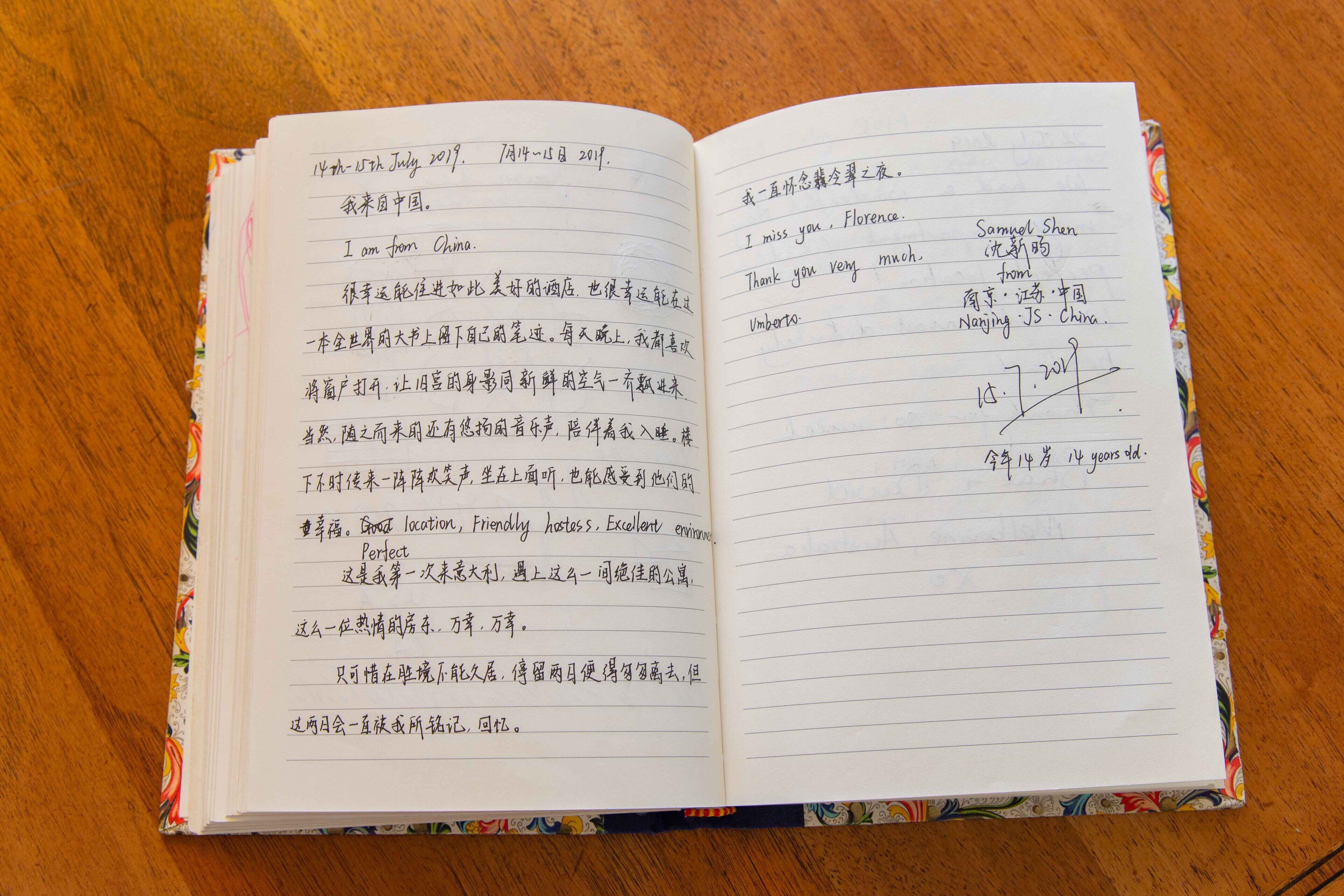Un cuaderno abierto con notas manuscritas en chino sobre una mesa de madera.