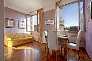 TV, books, stereo - Magic Signoria Apartment (Firenze)