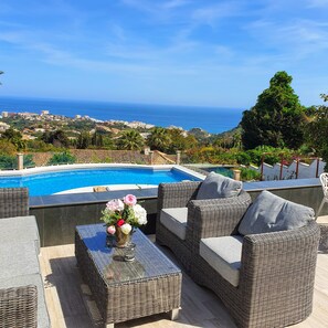 Een buitenzwembad en een verwarmd zwembad