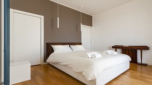 3 bedrooms, in-room safe, iron/ironing board, travel cot