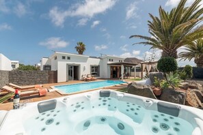 Piscina all'aperto, una piscina riscaldata