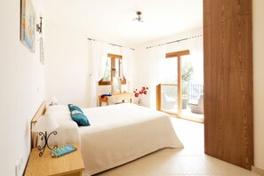 4 chambres, coffres-forts dans les chambres, fer et planche à repasser