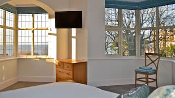 6 bedrooms, iron/ironing board, travel crib, free WiFi
