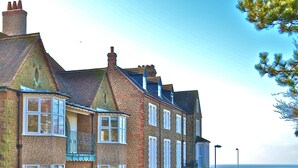 A row of terraced houses with a view of the sea. - Large house with sea views, ample off-road parking, enclosed garden with terrace (Hunstanton)