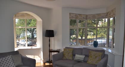 Grande maison avec vue sur la mer, grand parking hors route, jardin clos avec terrasse
