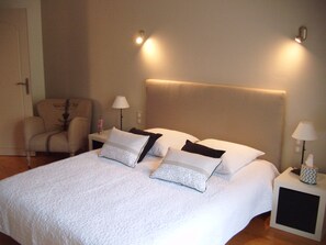 5 chambres, coffre-fort, bureau, fer et planche à repasser