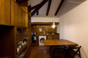 Kühlschrank, Ofen, Herdplatte, Wasserkocher mit Kaffee-/Teezubehör