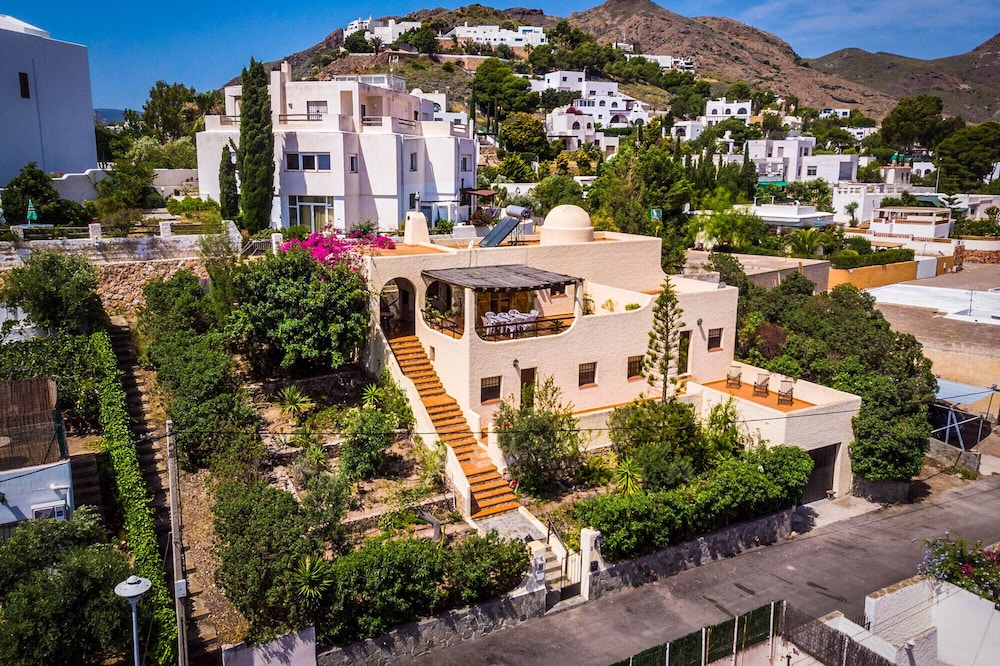 ¡Oferta descuento de Casa de 2 plantas orientado al mar con magníficas vistas!