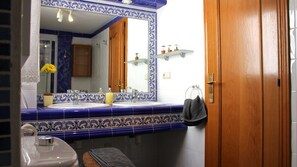 シャワー付き浴槽、ヘアドライヤー、タオル、石鹸