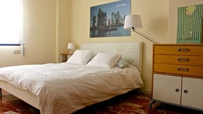 4 slaapkamers, een strijkplank/strijkijzer, reisbedje, gratis wifi