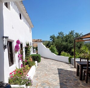 تناول الطعام بالخارج